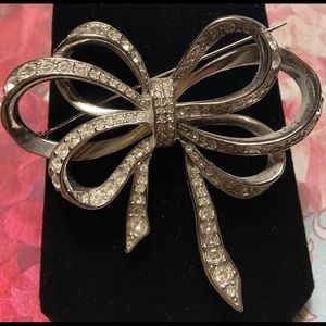 Avon 3 D Ribbon Brooch